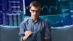 テクニカル分析をしている男性
