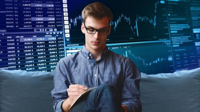 テクニカル分析をしている男性